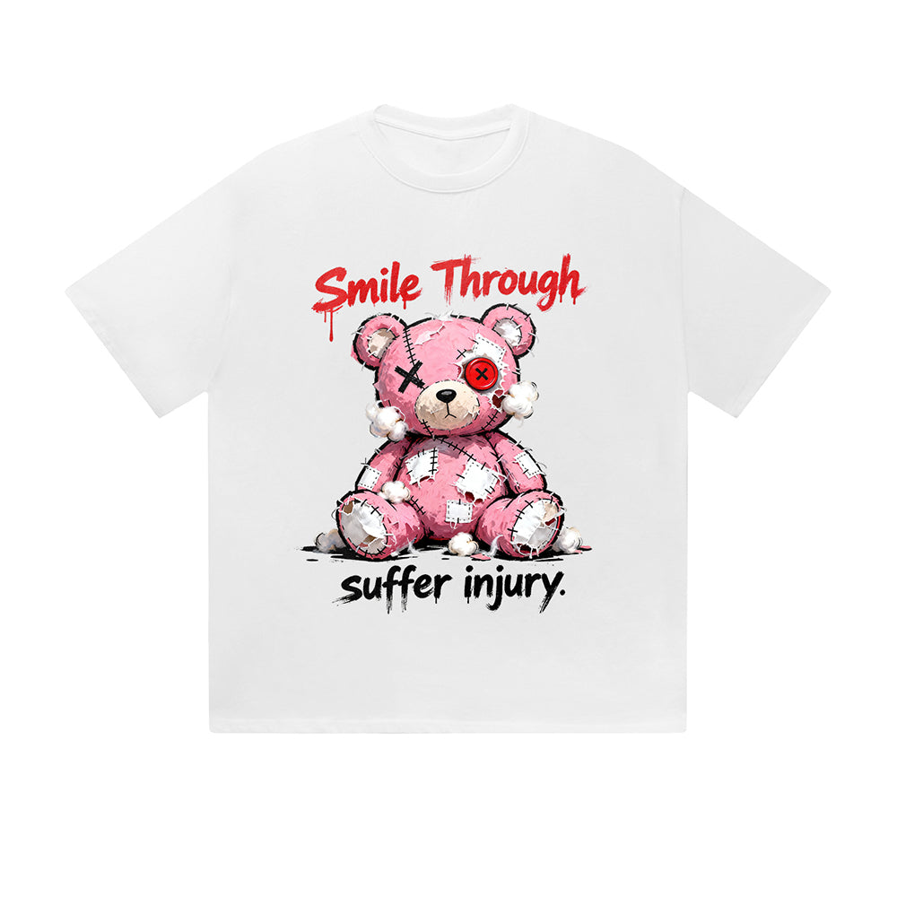 T-shirt uni « Sourire malgré la blessure » ​​ours rose brodé, texte motivant, imprimé graphique, style streetwear décontracté, pour tous les jours. Ressentez la vie.