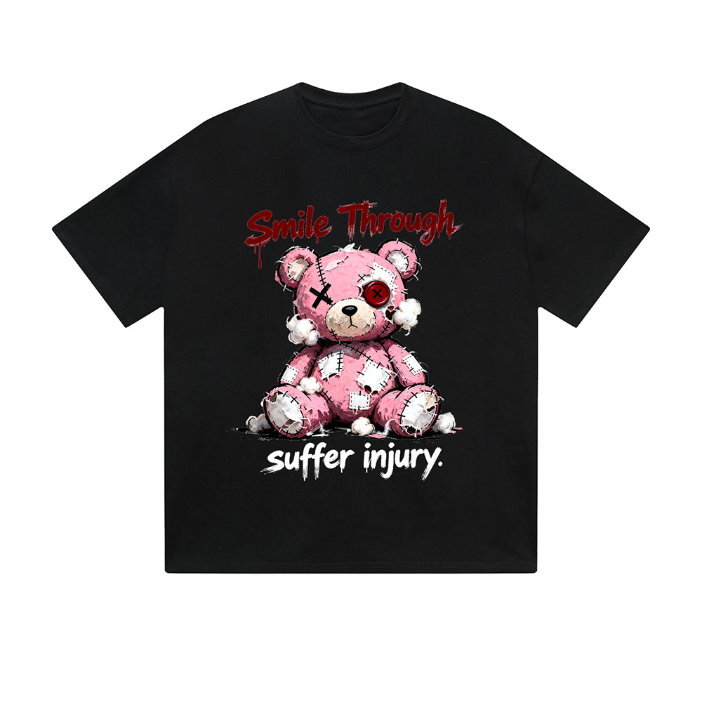 T-shirt uni « Sourire malgré la blessure » ​​ours rose brodé, texte motivant, imprimé graphique, style streetwear décontracté, pour tous les jours. Ressentez la vie.