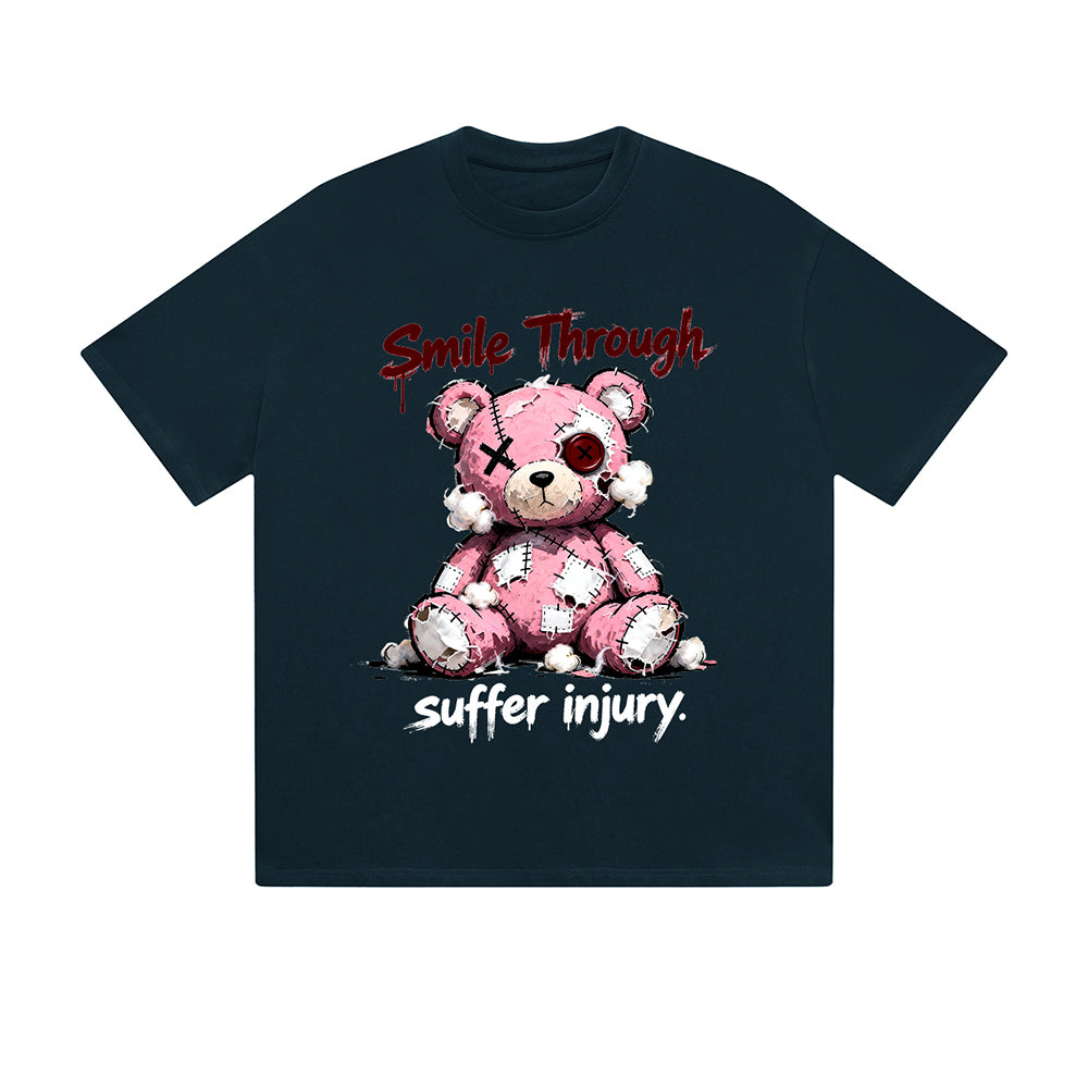 T-shirt uni « Sourire malgré la blessure » ​​ours rose brodé, texte motivant, imprimé graphique, style streetwear décontracté, pour tous les jours. Ressentez la vie.