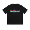 T-shirt uni Unruly Outlawed, imprimé graphique graffiti coloré, style streetwear décontracté.