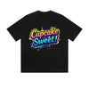 T-shirt uni à imprimé graphique cupcake sucré et coloré, style streetwear décontracté au quotidien.